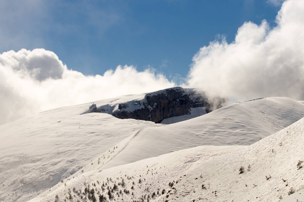 Landschaft mit Schnee und blauem Himmel - Foto, Bild