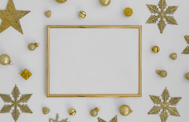 χρυσό χριστουγεννιάτικο πλαίσιο σε λευκό φόντο με χρυσές Χριστουγεννιάτικες διακοσμήσεις νιφάδες χιονιού, μπάλες σε λευκό φόντο. Επίπεδη lay, κορυφαία θέα, αντίγραφο χώρος για γράμματα χαιρετισμούς έργο τέχνης - Φωτογραφία, εικόνα