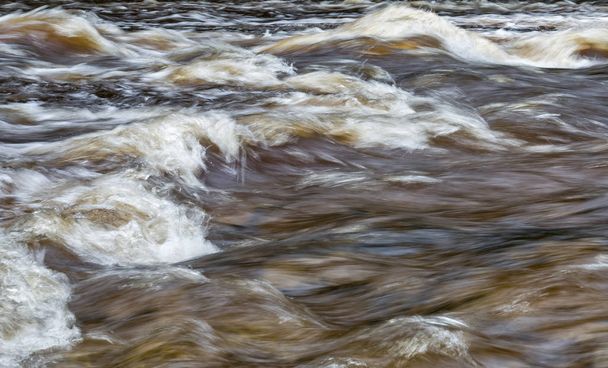 su rapids köpük ve şiddetli su ile soyut atış - Fotoğraf, Görsel