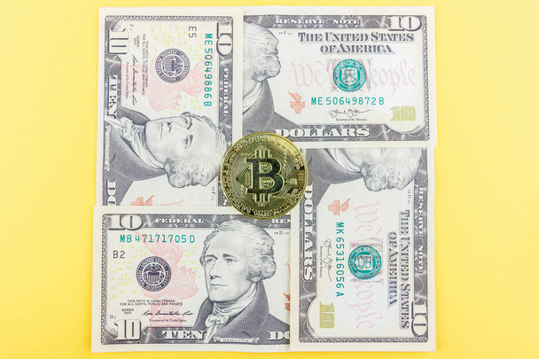 Φόντο από αμερικανικά δολάρια και bitcoin, σκούρο βάσης, κορυφαία προβολή - Φωτογραφία, εικόνα