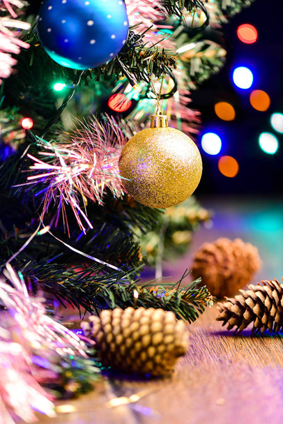 Vánoční stromeček zdobený hračky na dřevěný stůl. Vánoční koncepce. Rustikální styl - Fotografie, Obrázek