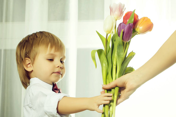 Boy with tulips - Foto, Imagen