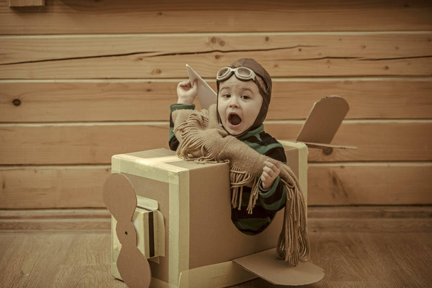 Хлопчик у старомодному капелюсі авіатора
 - Фото, зображення