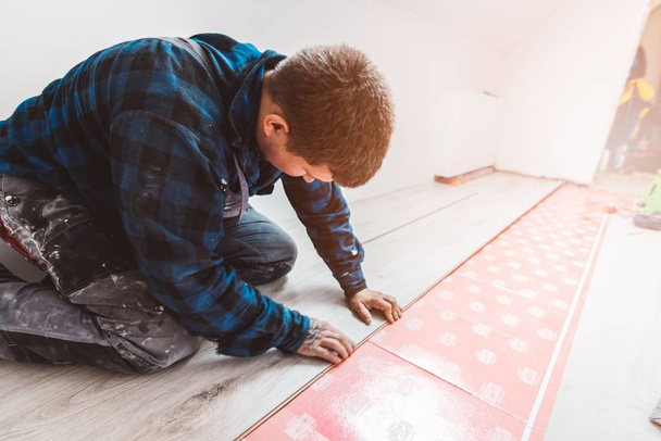 Muž instalaci Laminátové podlahové panely. Koncept domova zlepšení a renovace - Fotografie, Obrázek