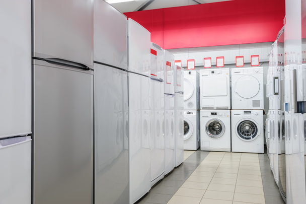 réfrigérateurs et mashines de lavage en magasin d'appareils électroménagers
 - Photo, image