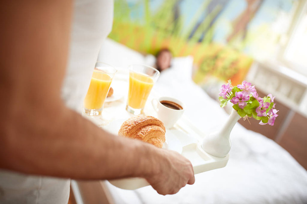 Breakfast in bedroom on tray with flower for beloved girlfriend - Foto, Bild