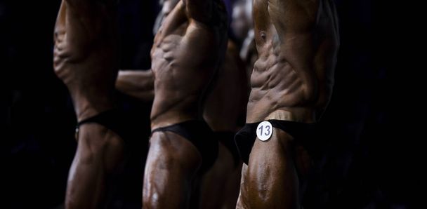 atletas de grupo fisiculturistas posando mais competições de aptidão muscular
 - Foto, Imagem
