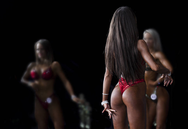 sexy Hintern im roten Bikini. Fitness-Bikini-Mädchen auf der Bühne - Foto, Bild