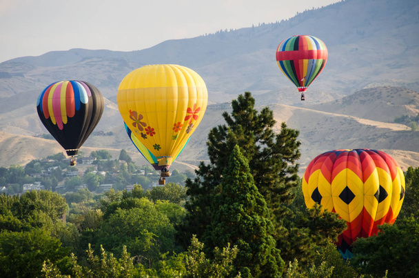 Νωρίς το πρωί εκτόξευσης αερόστατα θερμού αέρα - Φωτογραφία, εικόνα