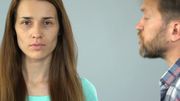 Πρόληψη της ενδοοικογενειακής βίας, γυναίκα δείχνει stop χειρονομία ο άνθρωπος απειλεί την - Πλάνα, βίντεο