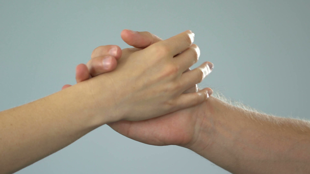 Hombre y mujer tomados de la mano suavemente, feliz pareja juntos concepto, primer plano
 - Metraje, vídeo