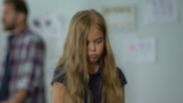 Verdrietig meisje, ga weg terwijl haar ouders ruzie in huis, ongelukkige jeugd - Video