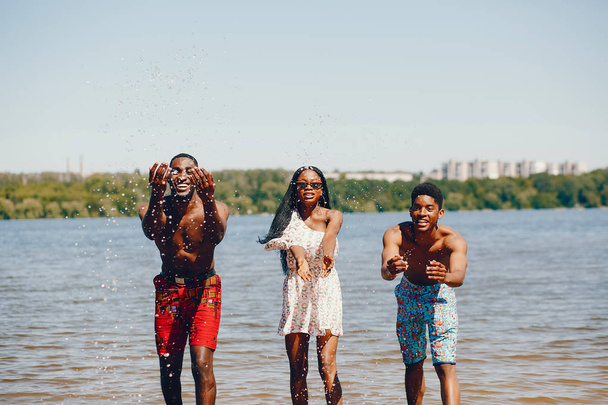 Vrienden in een zomer-rivier - Foto, afbeelding