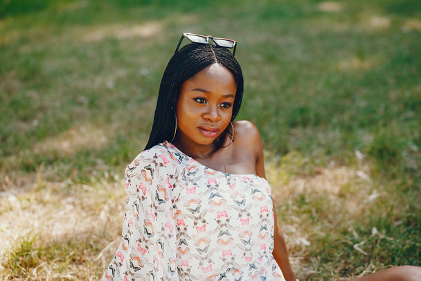 Elegante chica negra en un parque
 - Foto, Imagen
