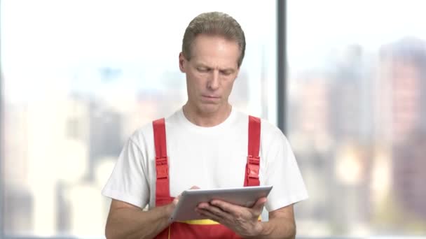 Ernstige foreman werken op digitale tablet. - Video