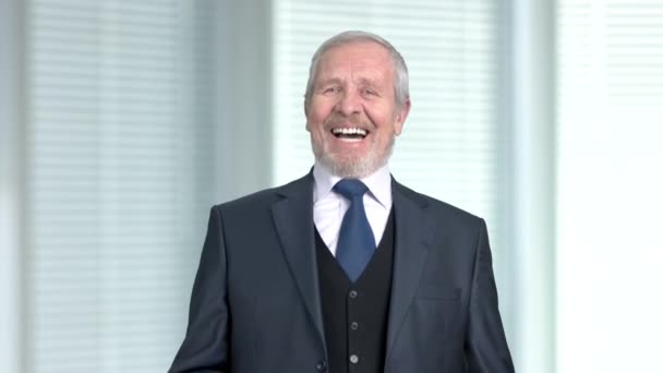 Oudere zakenman lachen op onscherpe achtergrond. - Video