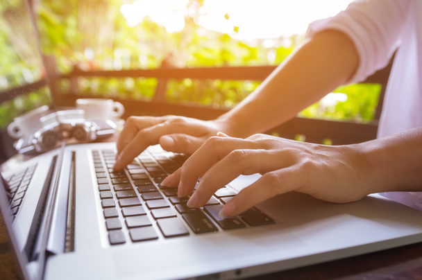 Mãos freelance no teclado do laptop em um café, menina usando laptop digitação, pesquisa na web
 - Foto, Imagem