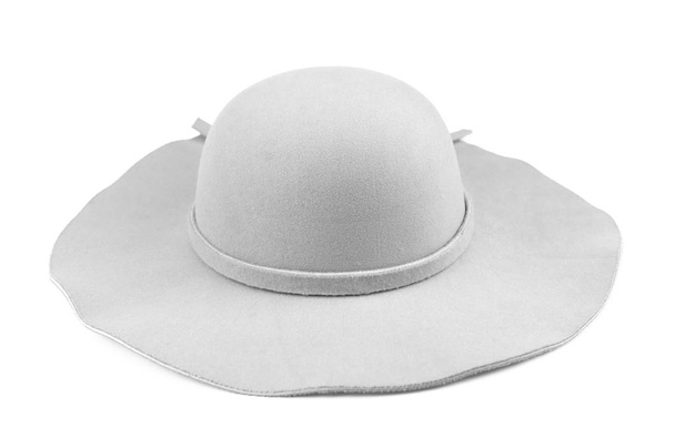 Chapéu branco de mulher elegante ou chapéu de palha de verão branco grande isolado no fundo branco com caminho de recorte
.  - Foto, Imagem