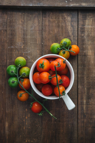 ahşap zemin üzerinde kiraz domates - Fotoğraf, Görsel
