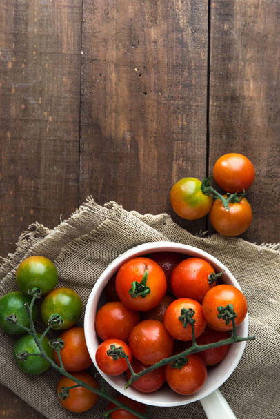 Черри помидор на деревянном фоне
 - Фото, изображение