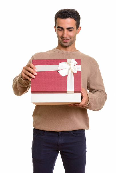 Πορτρέτο των νέων όμορφος άντρας Περσικά κρατώντας κουτί δώρου - Φωτογραφία, εικόνα