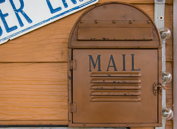 boîte aux lettres vintage sur mur en bois
 - Photo, image