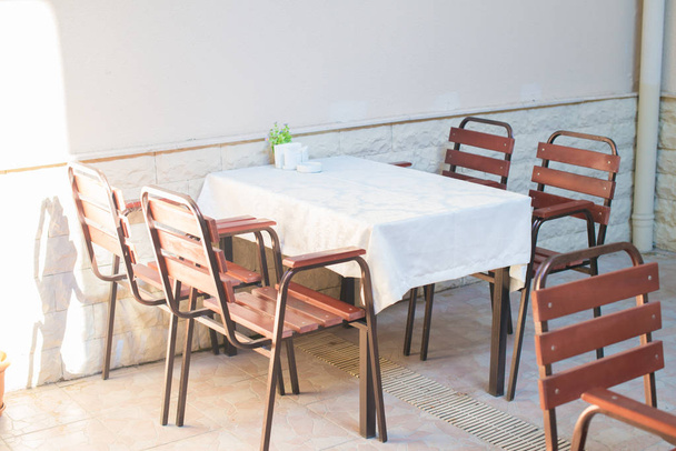 Restaurant table et chaises vides, Table basse terrasse
 - Photo, image
