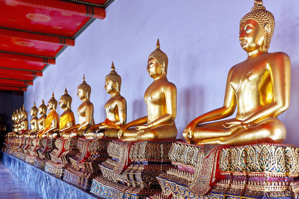 Fila de estatuas de Buda de Oro en un famoso templo Pho en Bangkok, Tailandia
 - Foto, imagen