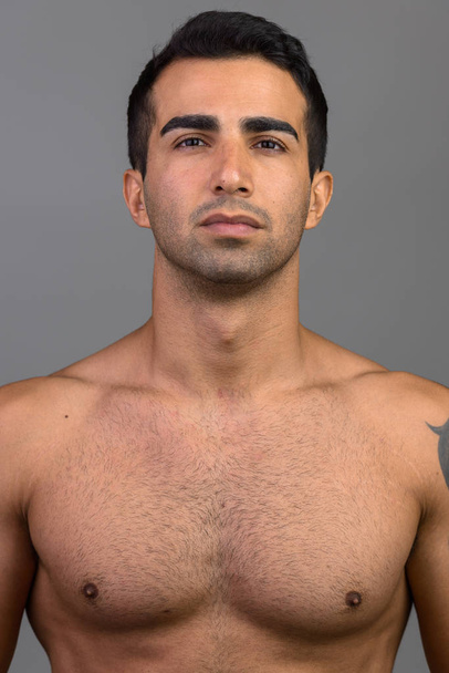 Genç yakışıklı Farsça adamın gömleksiz yüzünü - Fotoğraf, Görsel