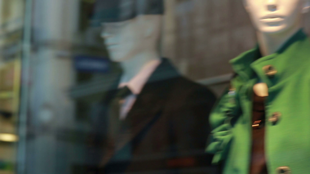 απογοητευμένοι νεαρή γυναίκα παράθυρο ψώνια - Πλάνα, βίντεο
