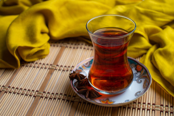 Una taza de té sobre fondo de madera viejo con bufanda amarilla
 - Foto, Imagen