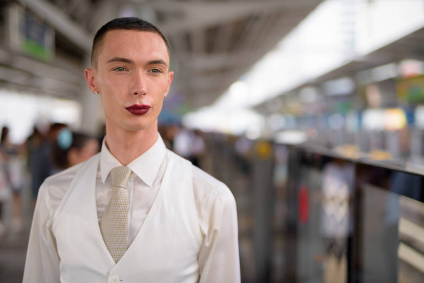 Молодой андрогинный гомосексуалист ЛГБТ бизнесмен с губной помадой
 - Фото, изображение