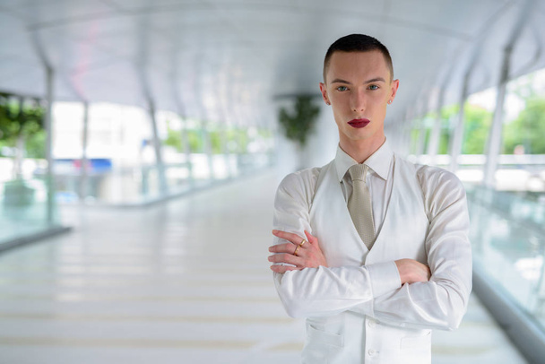Jonge androgyne homoseksuele Lgtb zakenman dragen van lippenstift - Foto, afbeelding