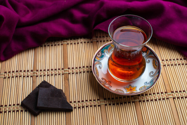 Una taza de té con chocolate negro sobre fondo de madera vieja
 - Foto, imagen