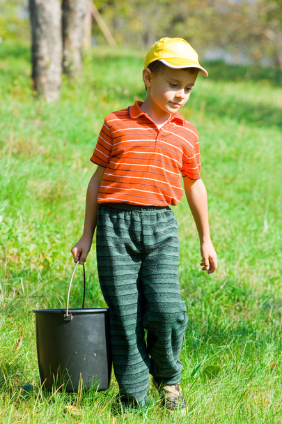 Cute kid with a bucket - Φωτογραφία, εικόνα