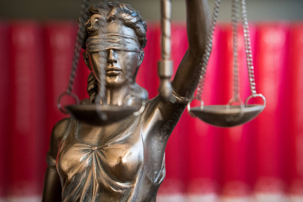 Statue der Gerechtigkeit mit Waage im Anwaltsbüro. - Foto, Bild