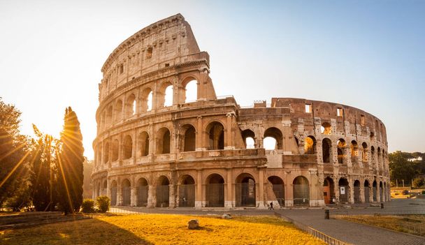 日の出、ローマ、イタリア、ヨーロッパでコロッセオ - 写真・画像