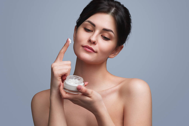 Sensual female applying moisturizing lotion - Zdjęcie, obraz