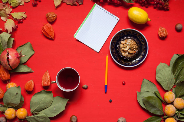podzimní pozadí snídaně dort listy žluté a červené bobule ovoce ořechů - Fotografie, Obrázek