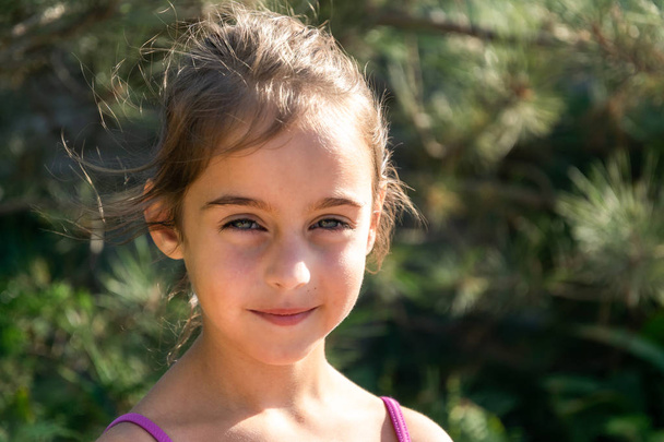 Маленькая красивая девочка с светлыми волосами
 - Фото, изображение