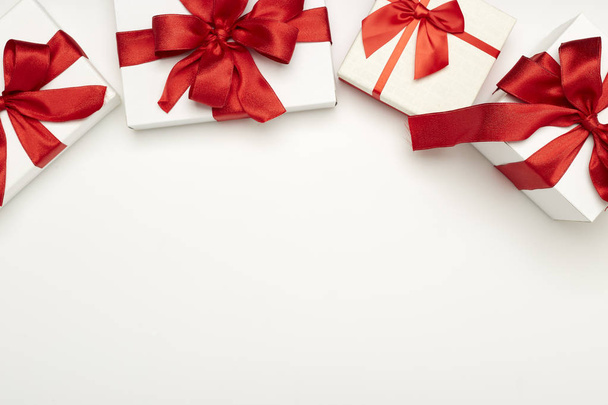 праздничные подарочные коробки с красными бантами
 - Фото, изображение