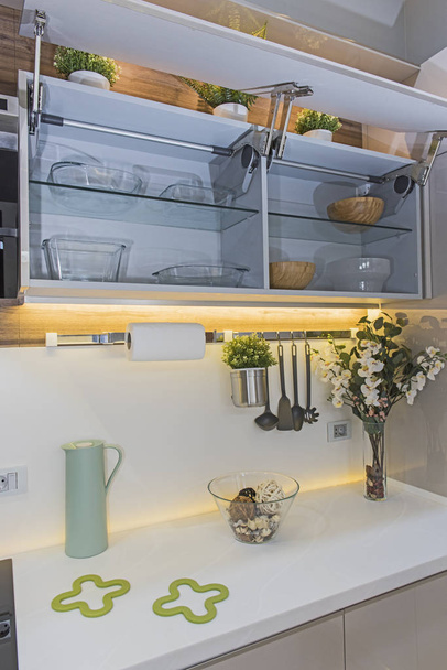 Decoração de design de interiores mostrando armários de cozinha moderna em sala de exposições de apartamentos de luxo
 - Foto, Imagem