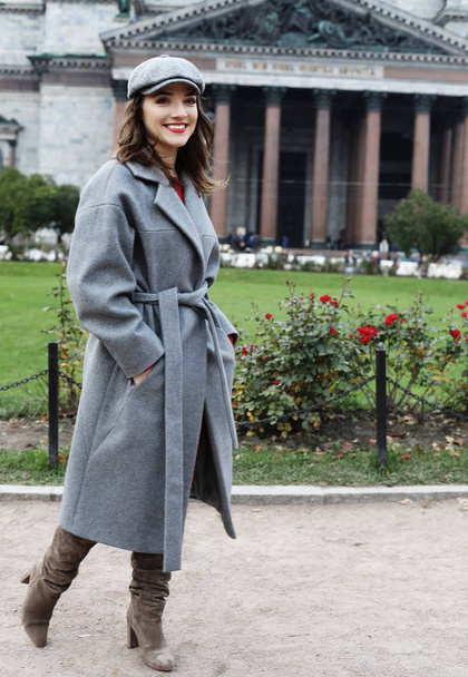 Outdoor photo of fashionable female model with hat walking around city in autumn vacation. - Foto, Imagem