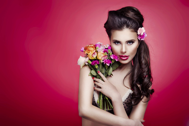 portrét krásné jarní dívka s čerstvé květiny - Fotografie, Obrázek