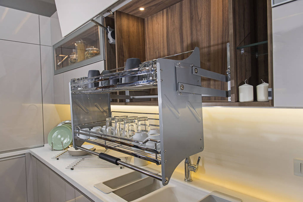 İç tasarım dekor mutfak dolap raf sallanan ile detay gösterilen lüks daire - Fotoğraf, Görsel