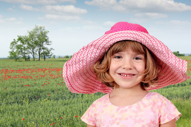 schönes kleines Mädchen und grünes Weizenfeld - Foto, Bild