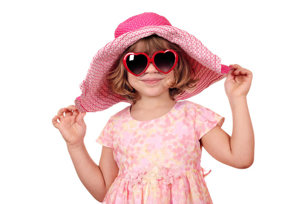 schönes kleines Mädchen mit Sonnenbrille und großem Hut - Foto, Bild