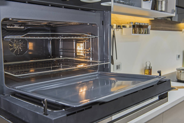 Décor de design d'intérieur montrant appareil de cuisinière four de cuisine moderne dans le showroom appartement de luxe
 - Photo, image