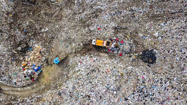 Müllwagen laden Müll von einer Drohne auf eine Deponie in der Nähe der Stadt Yekaterinburg, Russland, ab, Kopf über Kopf erschossen   - Foto, Bild