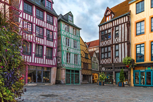 kimse ile Rouen, Normandy, Fransa'nın eski kasabada tipik evleri ile Ortaçağ Meydanı - Fotoğraf, Görsel